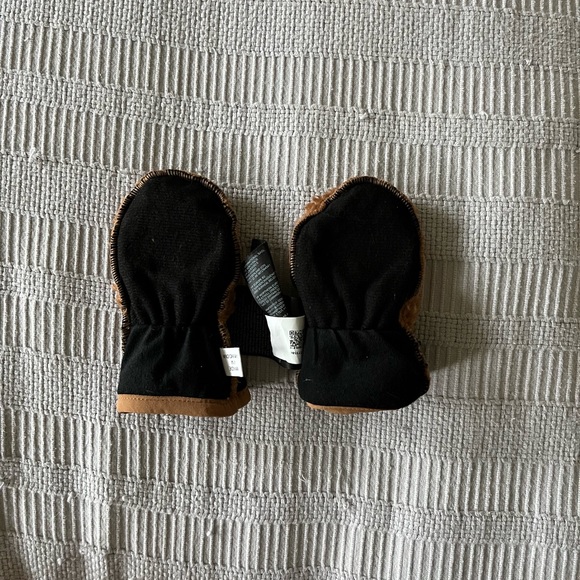 North Face fuzzy bear cub mittens 🐻 - Picture 4 of 5
